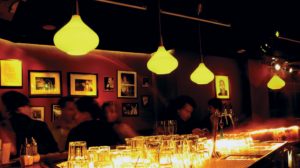 Belebte Bar mit Bild auf Gäste, Lampen und Tresen
